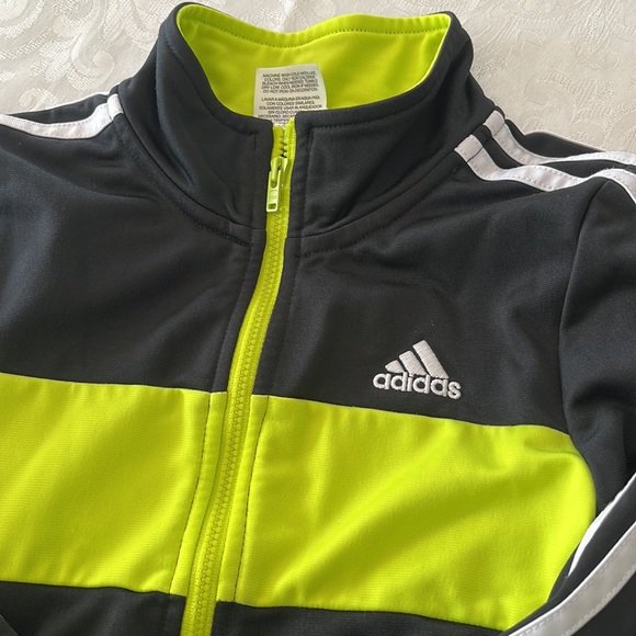 Adidas two piece set in black/green size 7 - Picture 2 of 8